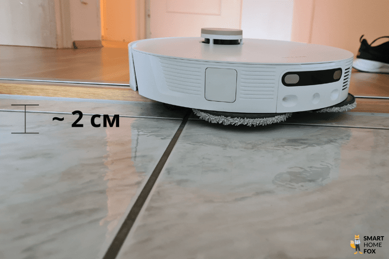 В ходе теста Dreame L20 Ultra преодолевает высокий дверной порог.